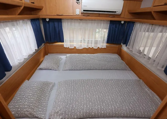 Caravans Bijela Uvala 营地 *