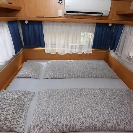 Caravans Bijela Uvala Кемпінг *